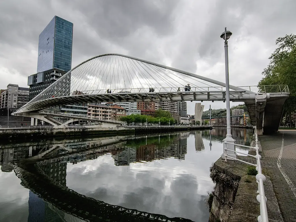 Puente Zubizuri en Bilbao